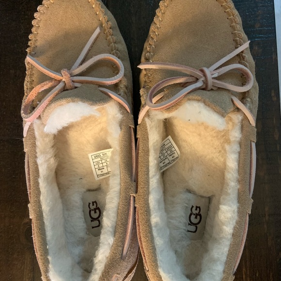 Women’s UGG slippers - Picture 2 of 3